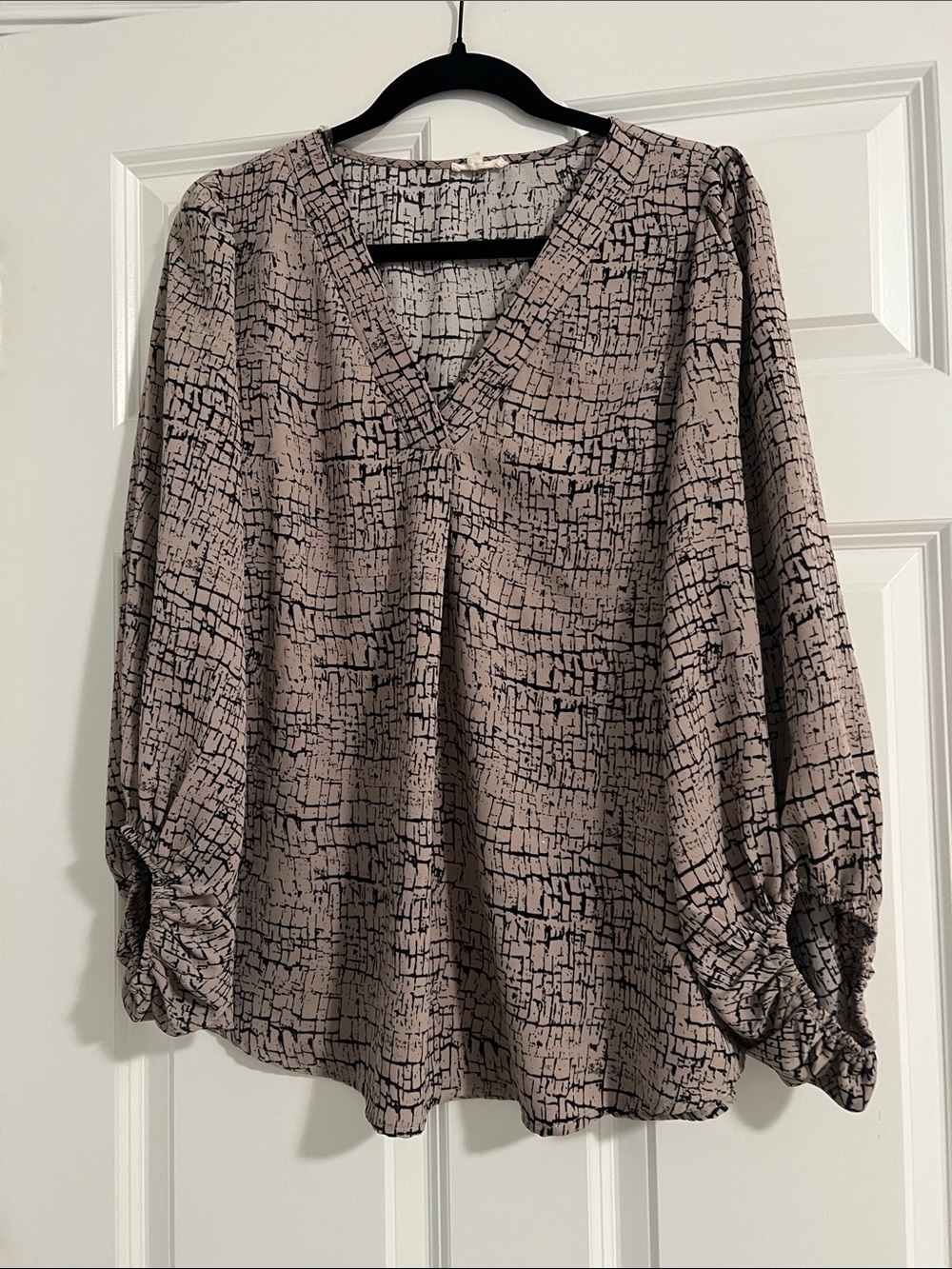 JODIFL Mauve and Black Abstract V-Neck Long Sleeve Blouse